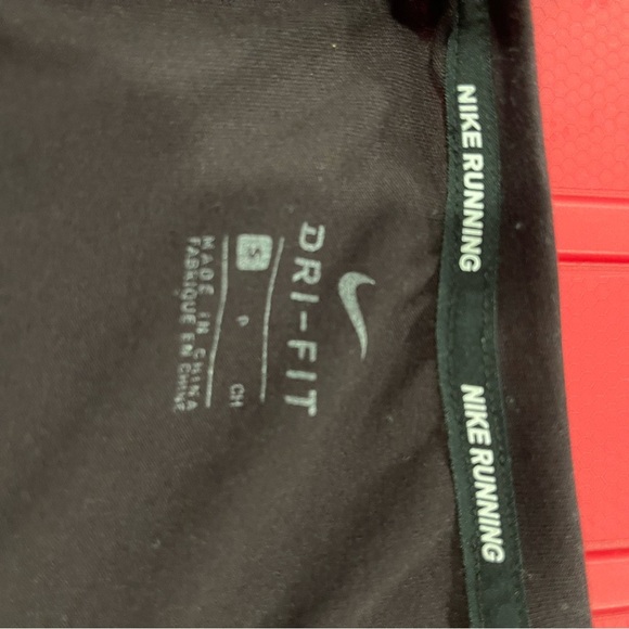 Nike plum small , thumb holes Dri-Fit - Picture 2 of 7